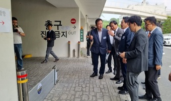 원희룡 국토교통부 장관이 14일 서울 강남구 자곡동 한국토지주택공사(LH)강남3단지에서 ‘우기 대비 공동주택 현장점검’을 실시하고 있다. /신현우 기자