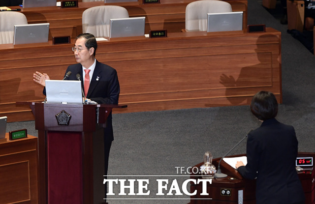 한덕수 국무총리가 14일 오후 서울 여의도 국회에서 열린 본회의 교육·사회·문화 분야 대정부질문에서 고민정 더불어민주당 의원의 질의 도중 항의하는 야당 의원들을 향해 언성을 높이고 있다.