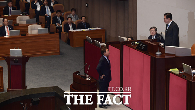 송기헌 더불어민주당 원내수석부대표가 고민정 의원에 대한 한덕수 총리의 태도에 대해 정우택 국회 부의장에게 항의하고 있다.