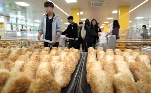 대전의 한 중학교에서 학생들이 대체급식으로 빵과 주먹밥 등을 받고 있다. 사진=대전일보DB