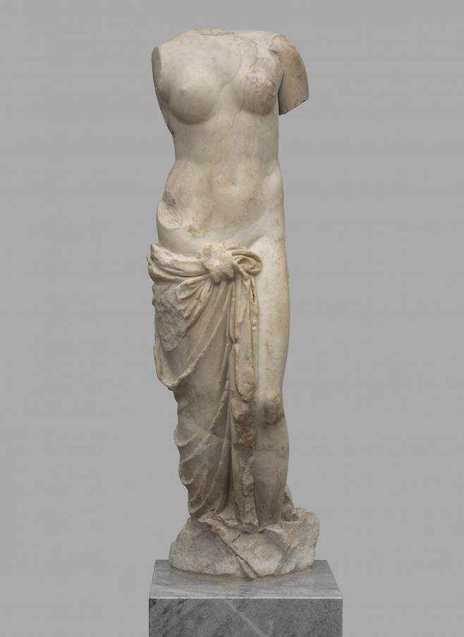 1~3세기경 로마에서 만들어진 베누스상. 몸통만 남은 이 유물은 베누스가 욕조에서 나오는 순간을 표현했다. 국립중앙박물관 제공