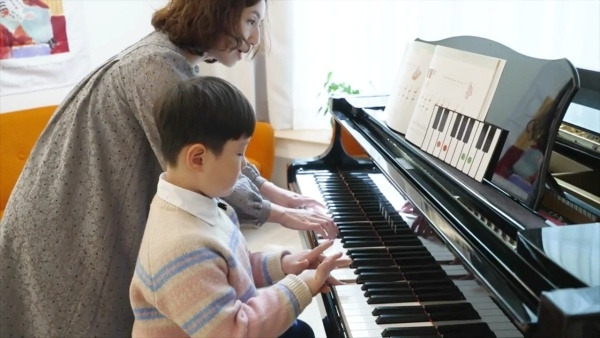 우영은 대표가 뮤지토리 키즈 양파의 피아노매직을 활용해 피아노를 7세 아동에게 가르치고 있다.