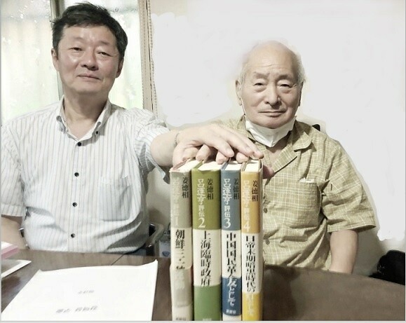 고 강덕상(오른쪽) 교수와 이규수 교수가 4년 전 고인이 완간한 <여운형 평전>을 함께 잡고 사진을 찍고 있다. 이규수 교수 제공