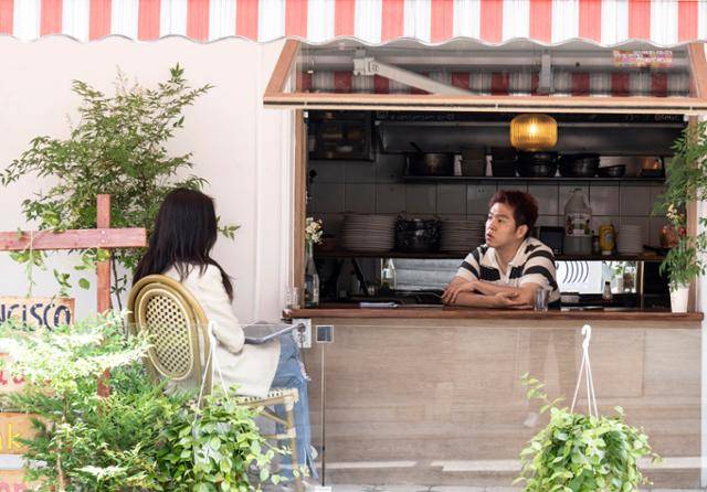 김훈 '쌤쌤쌤' 오너 셰프가 5월 17일 서울 용산구 쌤쌤쌤 식당에서 커리업지기 박지윤(왼쪽) 기자와 인터뷰를 하고 있다. 이한호 기자 han@hankookilbo.com