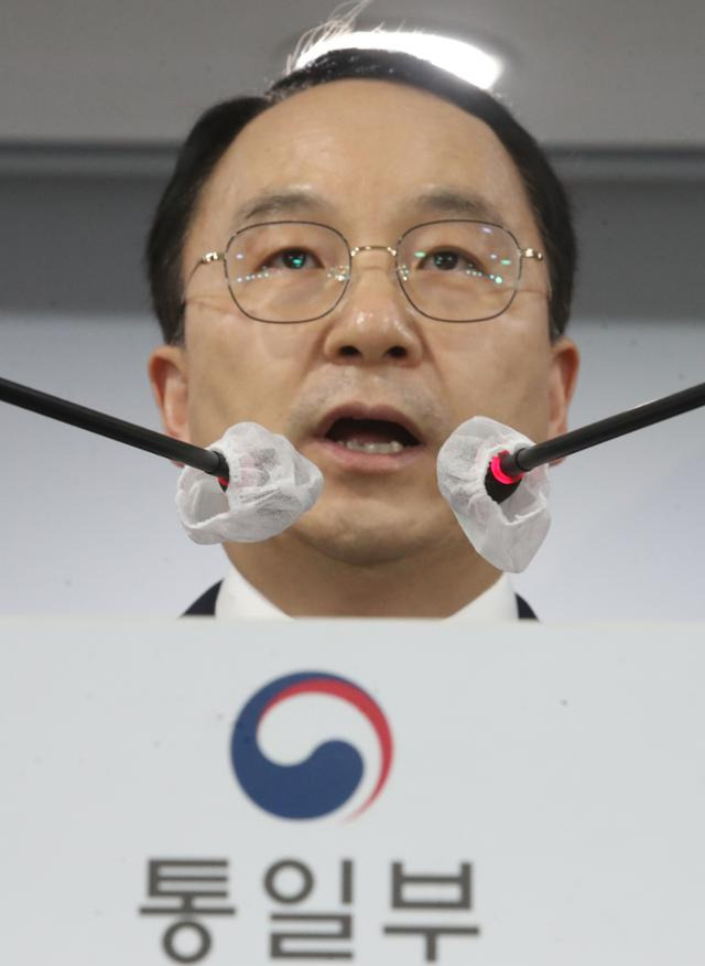 구병삼 통일부 대변인이 14일 서울 종로구 정부서울청사에서 2020년 남북공동연락사무소 불법 폭파에 대한 책임을 물어 북한 당국에 손해배상청구 소송을 제기했다는 내용의 브리핑을 하고 있다. 뉴시스