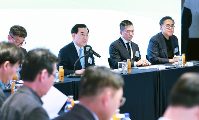 이창양(왼쪽 두 번째) 산업통상자원부 장관이 14일 서울 동대문 디자인플라자에서 열린 8차 산업전략 원탁회의에서 인사말을 하고 있다. 산업통상자원부 제공