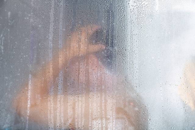 평소 샤워를 할 때는 섭씨 40도 이하의 물로 씻어야 혈압, 맥박 증가를 막을 수 있다./사진=클립아트코리아