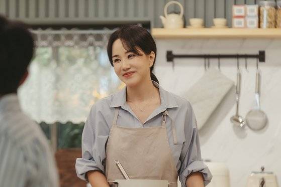 지난 4일 막 내린 드라마 ‘닥터 차정숙’에서 주연배우 엄정화가 의사 가운 아닌 앞치마 차림으로 행복해 하는 모습. [사진 JTBC]