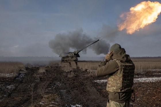 바흐무트 인근에서 우크라이나 군인들이 독일 곡사포를 발사하고 있다. 로이터=연합뉴스