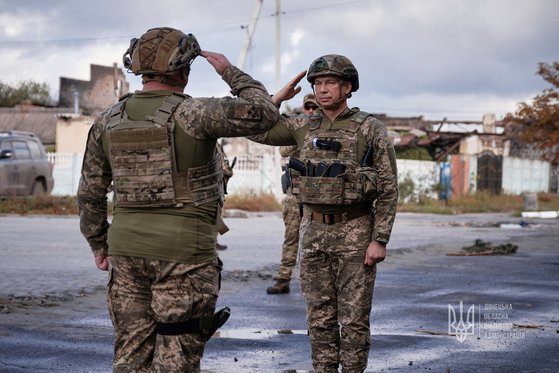 우크라이나 지상군 사령관인 올렉산드르 시르스키(오른쪽). 로이터=연합뉴스