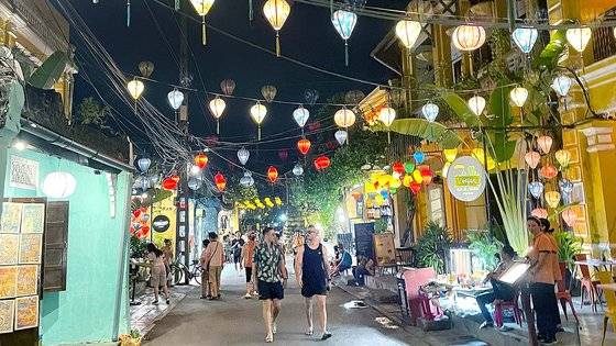 베트남 호이안의 구시가지는 옛 모습을 그대로 간직하고 있다. 덕분에 1999년 유네스코 세계문화유산으로 지정됐다. 알록달록한 등불과 노란색 외벽은 호이안 구시가지의 전형적인 풍경이다. 다만 야시장의 물건은 조악한 것이 대부분이다. 허정원 기자.