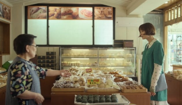 박하경(배우 이나영 분)이 실제 제주 지역 유명 빵집에서 빵을 고르는 모습. /사진='박하경 여행기' 캡처