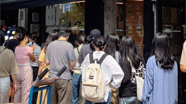 '빵지순례'로 유명해진 제주 '아베베 베이커리'에 긴 대기줄을 서있는 사람들. /사진=아베베 베이커리 인스타그램 캡처