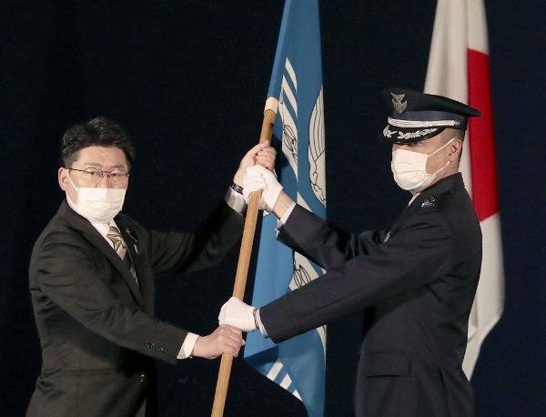 오니키 마코토(왼쪽) 방위 부(副)대신이 지난해 3월 일본 도쿄도 후추시 소재 후추기지에서 열린 우주작전군 발족 기념식에서 부대 깃발을 수여하고 있다. 교도연합뉴스