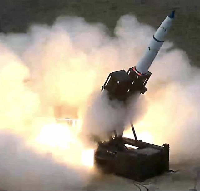 국방과학연구소가 지난달 30일 독자개발 중인 장거리지대공유도무기(L-SAM)의 탄도탄 요격시험에 성공했다고 1일 밝혔다. 사진은 L-SAM 표적탄 발사 모습. 연합뉴스