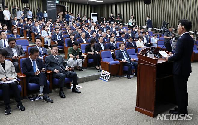 [서울=뉴시스] 이영환 기자 = 박광온 더불어민주당 원내대표가 12일 오전 서울 여의도 국회에서 열린 의원총회에서 발언을 하고 있다. 2023.06.12. 20hwan@newsis.com