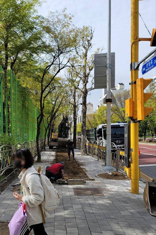 지난 4월14일&nbsp;경기 성남시 분당구의 한 초등학교 옆 스쿨존(어린이보호구역)에서 진행되는&nbsp;공사현장을 어린이가 지나가고 있다. 소형 포크레인이 인도를 파헤치고, 대형 덤프트럭이 차도를 점유해 운전자와 보행자의시야를 가린&nbsp;공사현장에는 어린이 등의 안전한 통행을 유도하는 안전 요원이 한명도 보이지 않는다.&nbsp;성남=오상도 기자