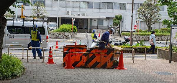 지난 1일 일본 도쿄 신주쿠구의 한 공원 앞에서&nbsp;안전펜스가 설치된 채&nbsp;공사가 진행 중이다. 작업자 1명의 초미니 공사장임에도 보행자 통행과 차량 흐름을 안내할 안전 요원이 2명이나 배치되어 있다. 도쿄=강구열 특파원
