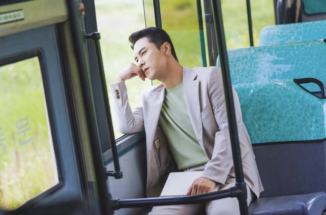 Jang Min-Ho posted a picture on his 14th day with an article entitled Gift through his instagram.In the open photo, Jang Min-Ho was wearing a beige suit on the bus and leaned against the window and looked at the outside scenery.So the netizens are saying, My brother is burning, even the bus vinyl sheet is emotional, My favorite living man Jang Min-Ho is wonderful, What day is it today? Thank you for the gift, And responded.On the other hand, Jang Min-Ho is in charge of Jang Sung-kyu in the TV Chosun entertainment program Show Queen. Show Queen is auditioning for a dream to find her who will be reborn as a Korean show queen.