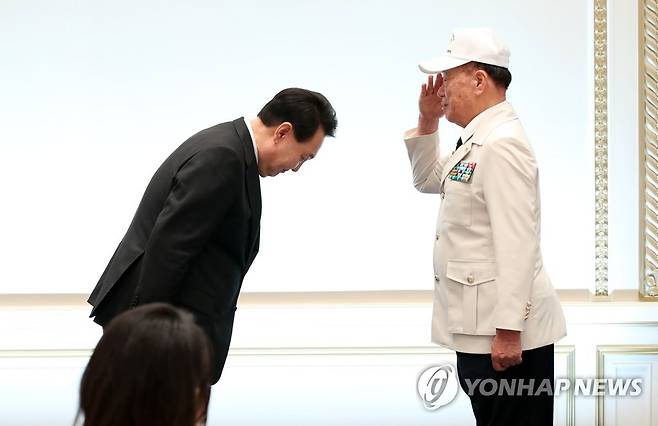 경례받는 윤석열 대통령 (서울=연합뉴스) 진성철 기자 = 윤석열 대통령이 14일 청와대 영빈관에서 열린 국가유공자 및 보훈가족 초청 오찬에서 대한민국6.25참전유공자회 김창석 이사와 인사하고 있다. 2023.6.14 [대통령실통신사진기자단] zjin@yna.co.kr