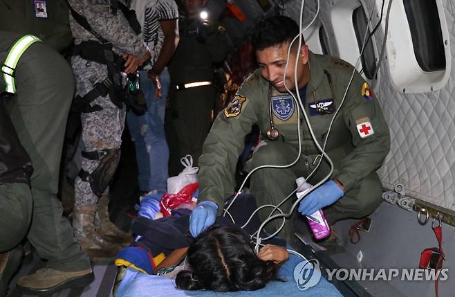 아마존 정글서 구조한 아이 살피는 콜롬비아 군인 (산호세델과비아레[콜롬비아] AFP=연합뉴스) 콜롬비아 군인이 아마존 정글에 추락해 실종됐다가 9일(현지시간) 구조된 아이를 소도시 산호세델과비아레에서 수도 보고타로 향하는 비행기 안에서 살펴보고 있다. 지난달 1일 경비행기 추락 사고를 당한 콜롬비아 4남매는 사고 40일 만인 이날 무사히 구조됐다. 2023.06.12 clynnkim@yna.co.kr