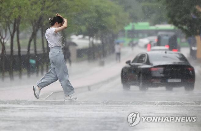 서울에 기습적인 폭우 (서울=연합뉴스) 신준희 기자 = 14일 기습적인 폭우에 대비하지 못한 시민이 비를 맞으며 달려가고 있다. 2023.6.14 hama@yna.co.kr