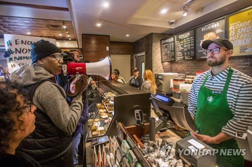 스타벅스의 인종차별 행위에 항의하는 시위대 [AP 연합뉴스 자료사진.재판매 및 DB 금지]
