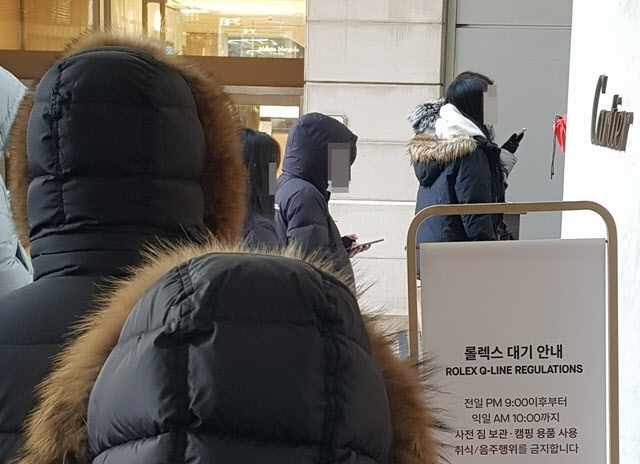 서울 중구 롯데백화점 애비뉴엘관 앞에 롤렉스 시계를 사기 위해 사람들이 줄을 서있다(사진=뉴시스)