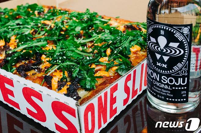 원소주X프린스 스트리트 피자.(원스피리츠 주식회사 제공)