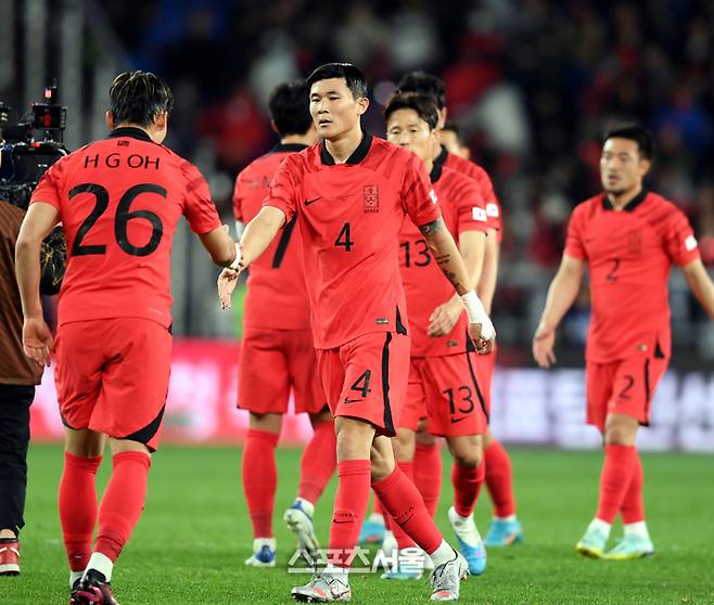 김민재가 24일 울산문수축구경기장에서 열린 콜롬비아와 축구 국가대표 평가전 후 오현규와 악수를 하고 있다.  2023. 3. 24. 울산 | 최승섭기자 thunder@sportsseoul.com