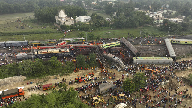 3일(현지시각) 인도 동부 오리샤 주 발라소르 지역에서 ‘삼중 열차추돌’ 사고가 일어나, 적어도 288명 숨지고 900여명이 다쳐 병원으로 옮겨졌다. AP 연합뉴스