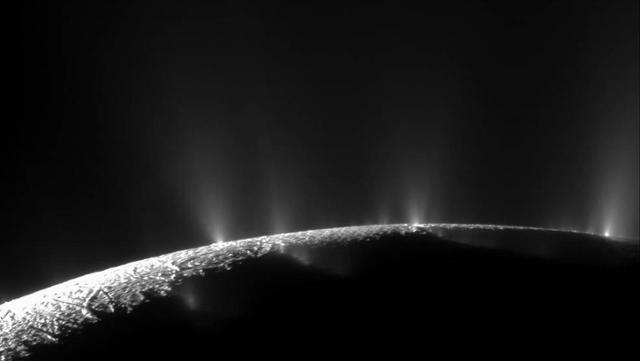 토성의 달 엔켈라두스가 분출하는 얼음 알갱이의 이미지. 미 항공우주국 제공