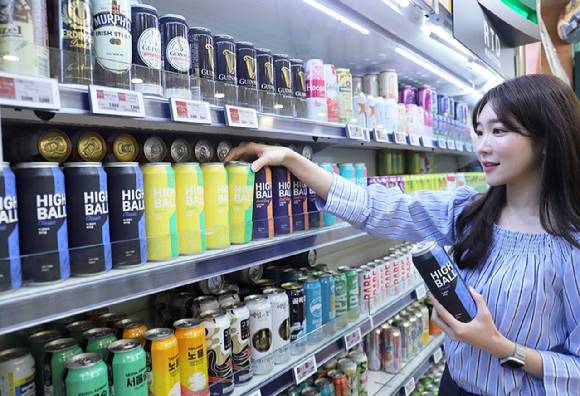 고객이 롯데마트 서울역점 주류매장에서 단독 출시한 하이볼 신상품을 고르고 있다. [사진=롯데마트]