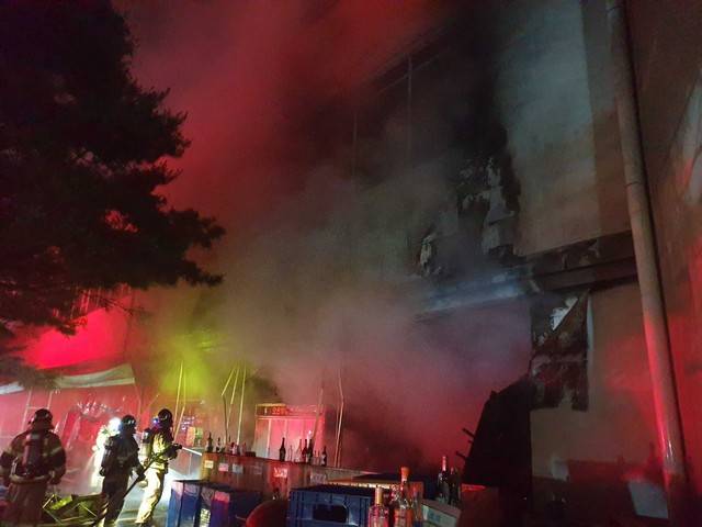 ▲ 15일 오전 1시 27분 고성 죽왕면 삼포리의 한 리조트에서 화재가 발생해 소방 당국이 진화에 나서고 있다. [강원특별자치도소방본부 제공]