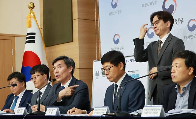 박구연 국무조정실 1차장(왼쪽에서 세번째)이 15일 정부서울청사에서 연 일본 후쿠시마 원전 오염수 방류 관련 브리핑에서 발언하고 있다. 연합뉴스
