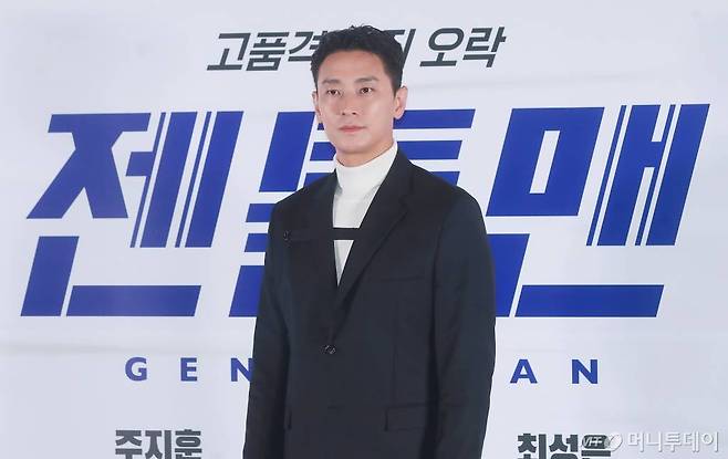 배우 주지훈이 21일 오후 서울 강남구 코엑스 메가박스에서 진행된 영화 '젠틀맨'(감독 김경원) 언론시사회에 참석해 포즈를 취하고 있다.  성공률 100% 흥신소 사장 지현수(주지훈)가 실종된 의뢰인을 찾기 위해 검사 행세를 하며 불법, 합법 따지지 않고 나쁜 놈들을 쫓는 범죄 오락 영화 '젠틀맨'은 오는 28일 개봉한다. /2022.12.21 /사진=이동훈 기자 photoguy@