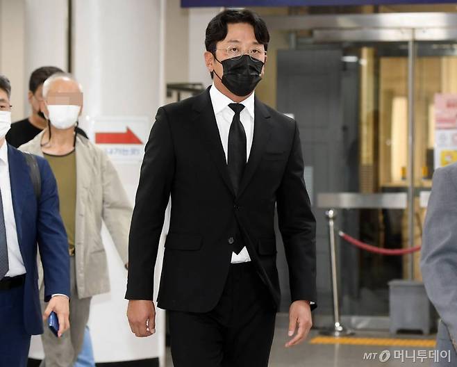 프로포폴 불법 투약 혐의를 받고 있는 배우 하정우(본명 김성훈)가 14일 오후 서울 서초구 중앙지방법원에서 열린 선고 공판에 출석하고 있다.  법원은 이날 하정우에게 벌금 3000만원을 선고했다. 2021.09.14 /사진=김창현 기자 chmt@