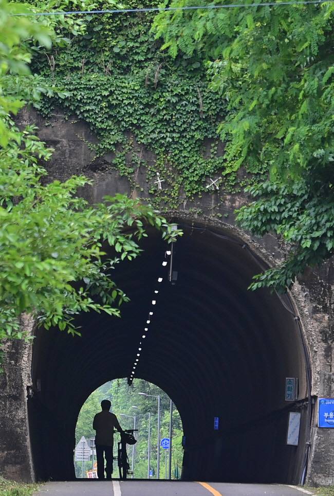 정초부 지겟길의 일부 구간과 겹치는 남한강 자전거길의 부용 터널. 중앙선 개량사업 이전에 중앙선 기차가 다니던 터널이다.
