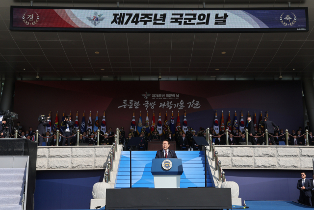 윤석열 대통령이 지난해 10월 1일 충남 계룡대 대연병장에서 열린 건군 '제74주년 국군의 날' 기념식에서 기념사를 하고 있다