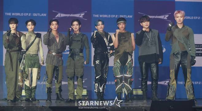 그룹 에이티즈(ATEEZ)가 15일 오후 서울 강서구 KBS 아레나에서 진행된 미니 9집 '더 월드 에피소드 2 : 아웃로우'(THE WORLD EP.2 : OUTLAW) 발매기념 쇼케이스에서 포즈를 취하고 있다. /2023.06.15 /사진=이동훈 기자 photoguy@