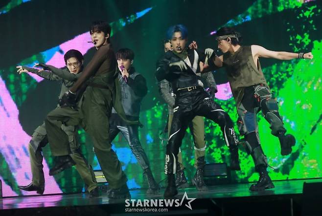 그룹 에이티즈(ATEEZ) 종호가 15일 오후 서울 강서구 KBS 아레나에서 진행된 미니 9집 '더 월드 에피소드 2 : 아웃로우'(THE WORLD EP.2 : OUTLAW) 발매기념 쇼케이스에서 신곡을 선보이고 있다. /2023.06.15 /사진=이동훈 기자 photoguy@