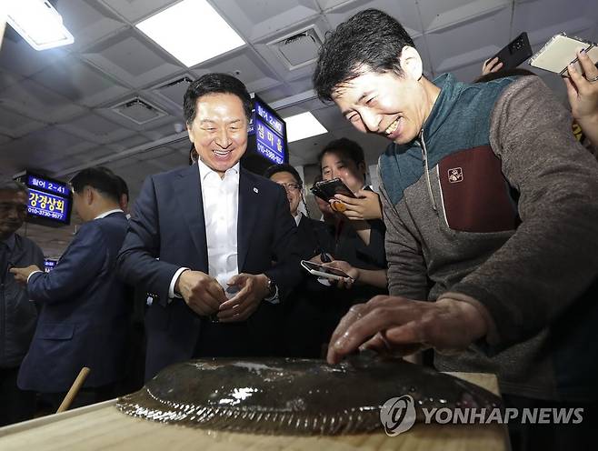 광어 살펴보는 김기현 대표 (서울=연합뉴스) 이정훈 기자 = 국민의힘 김기현 대표가 15일 오후 서울 동작구 노량진수산시장을 방문해 광어를 살펴보고 있다. 2023.6.15 [공동취재] uwg806@yna.co.kr