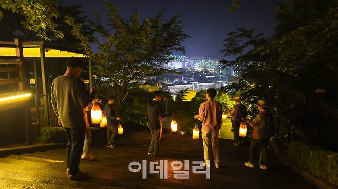 정읍사문화공원에서 초롱을 들고 산책하는 사람들 (사진=김명상 기자)