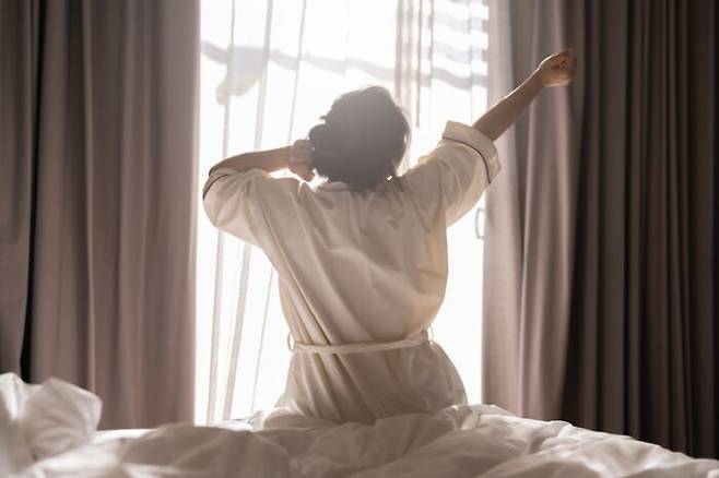 아침에 일찍 일어나기 위해 시도해 볼 만한 팁을 소개한다. [사진=게티이미지뱅크]