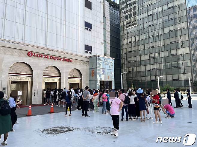 16일 오전 9시30분 롯데면세점에 도착한 중국인 단체 관광객들이 매장에 가기 위해 엘리베이터를 기다리고 있다. 롯데면세점은 지난달 3층 야외 주차장에서 한 번에 면세점 매장까지 올라갈 수 있는 엘리베이터를 선보였다. ⓒ News1 신민경 기자