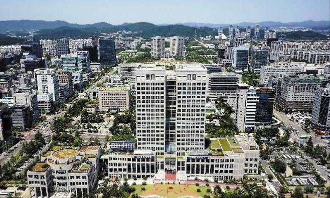 대전 서구 둔산동에 들어선 대전시청과 주변 시가지 모습. 50여 정부 부처와 산하기관이 들어선 행정도시인 둔산동 일대에선 산업단지 조성사업이 추가로 진행 중이다. /조선DB