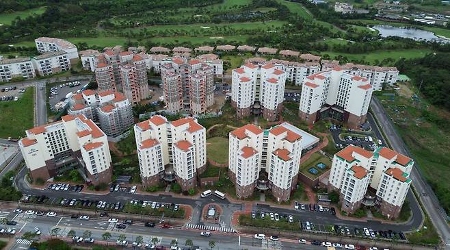 고창 웰파크시티에 있는 서울시니어스고창타워. 주변에 골프장, 온천, 병원 등이 조성된 은퇴자 마을이다. /홈페이지