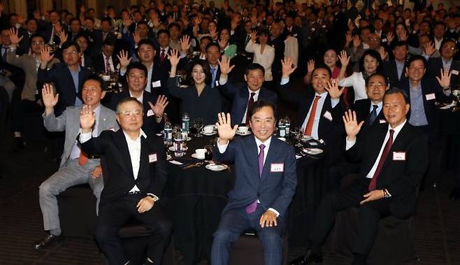 김병준 전국경제인연합회 회장 직무대행, 안대희 전 대법관, 이철규 국민의힘 사무총장, 이영수 새미준 회장 등이 15일 오전 서울 여의도 국민일보 대강당에서 열린 제1회 포럼 새미준 조찬 정기세미나에서 기념촬영을 하고 있다. ⓒ뉴시스