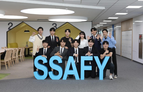 광주광역시에 위치한 'SSAFY 광주 캠퍼스' 8기 교육생들이 수료식을 앞두고 기념 촬영을 하고 있다. [사진=삼성 ]
