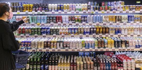 2일 오후 경기도 파주 운정신도시의 한 주류판매전문점 모습. 중앙포토